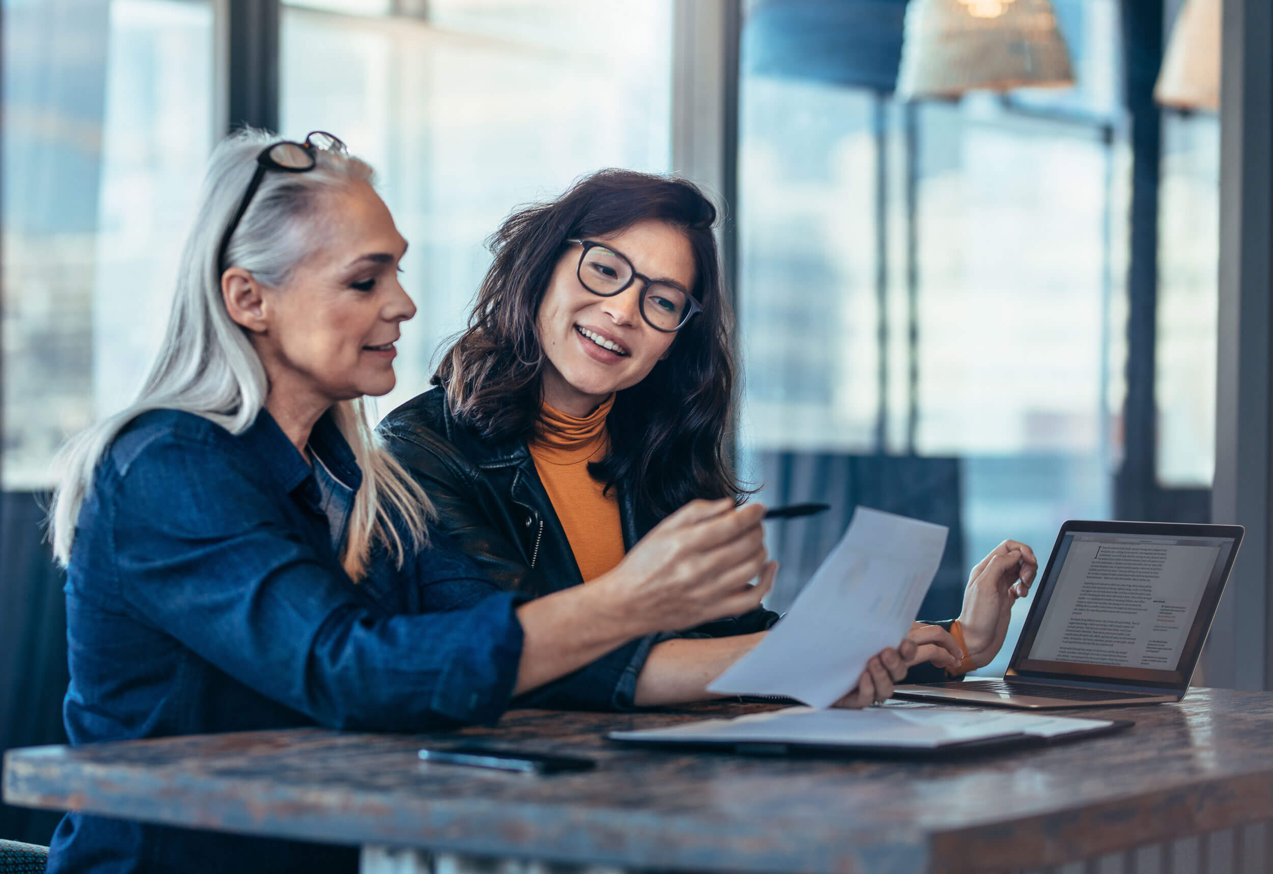 Deux femmes en rendez-vous de conseil en création d'entreprise