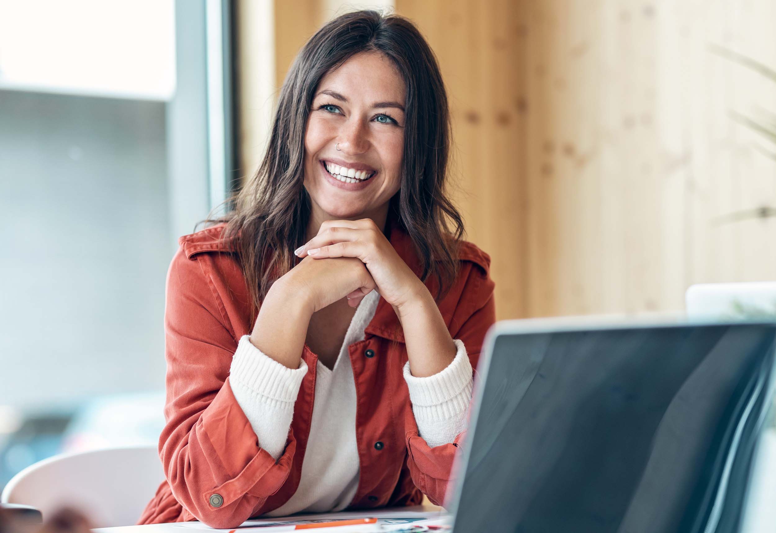 Jeune femme souriante à son bureau